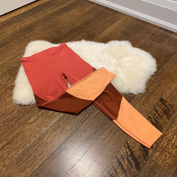 Gap Fit High Rise 7/8 Leggings Pockets at back - Picture 5 of 5